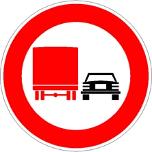 Divieto di sorpasso per gli autocarri che superano 3,5 T