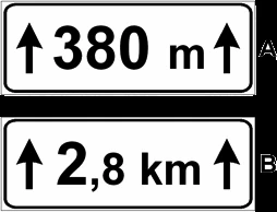 Figura del quesito: Il pannello integrativo raffigurato, posto sotto un segnale di pericolo, indica la lunghezza del tratto di strada pericoloso