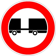 Divieto di transito ai veicoli a motore trainanti un rimorchio