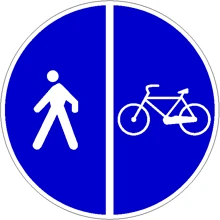 Pista ciclabile accanto al marciapiede